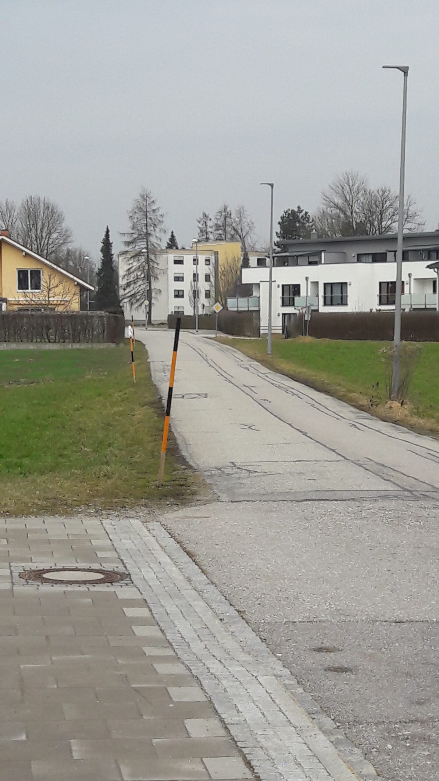 Lohmühlstraße Fußgänger müssen auf der Straße gehen . . . Verkehrswende Mühldorf