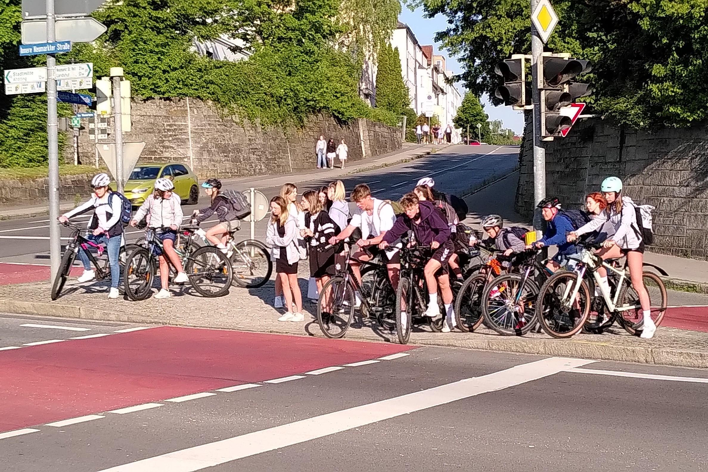 Jeden Morgen Gedränge auf der "Schulkreuzung"
